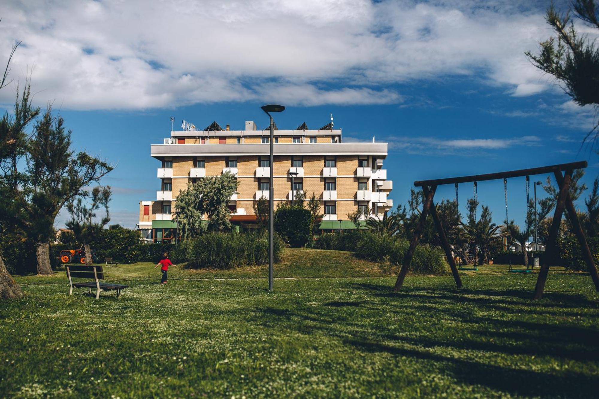Una Hotels Imperial Beach Hotel Marotta Eksteriør billede