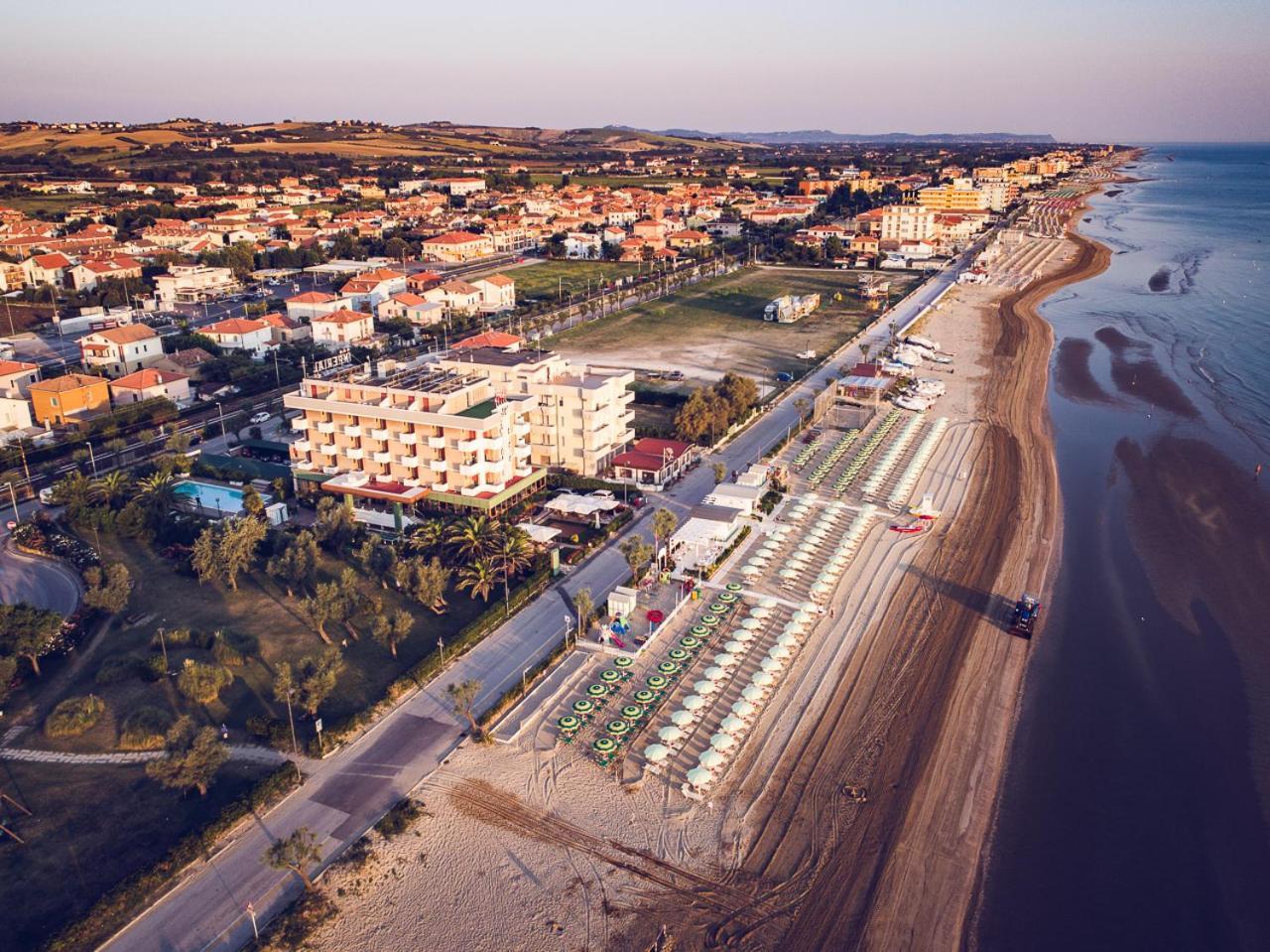 Una Hotels Imperial Beach Hotel Marotta Eksteriør billede